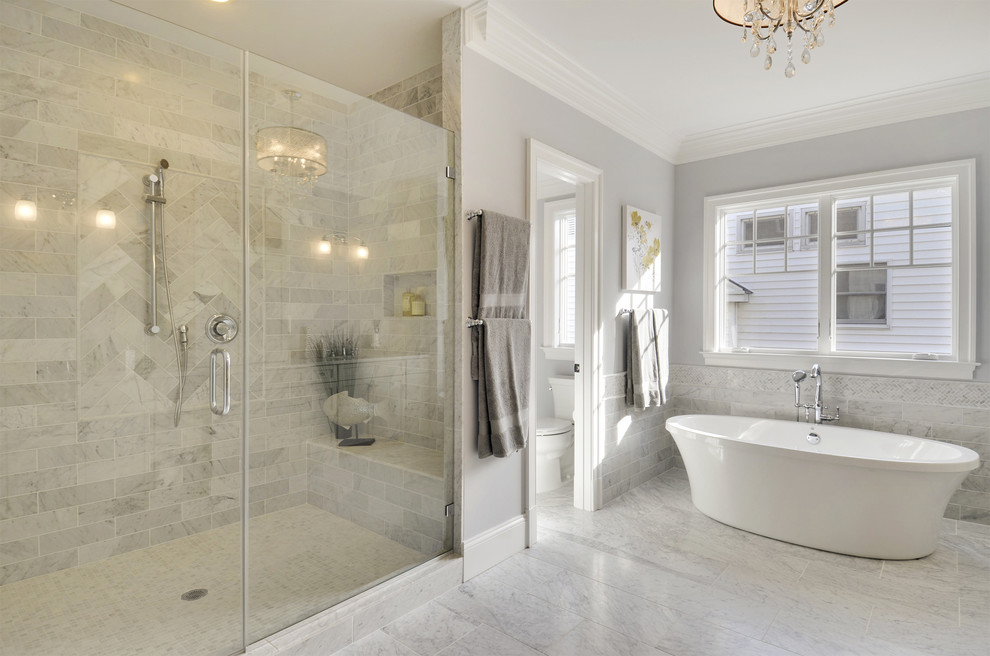 Inspiration pour une salle de bain principale traditionnelle avec une baignoire indépendante, un carrelage blanc, du carrelage en marbre, un mur gris, un sol en marbre, un sol blanc et une cabine de douche à porte battante.