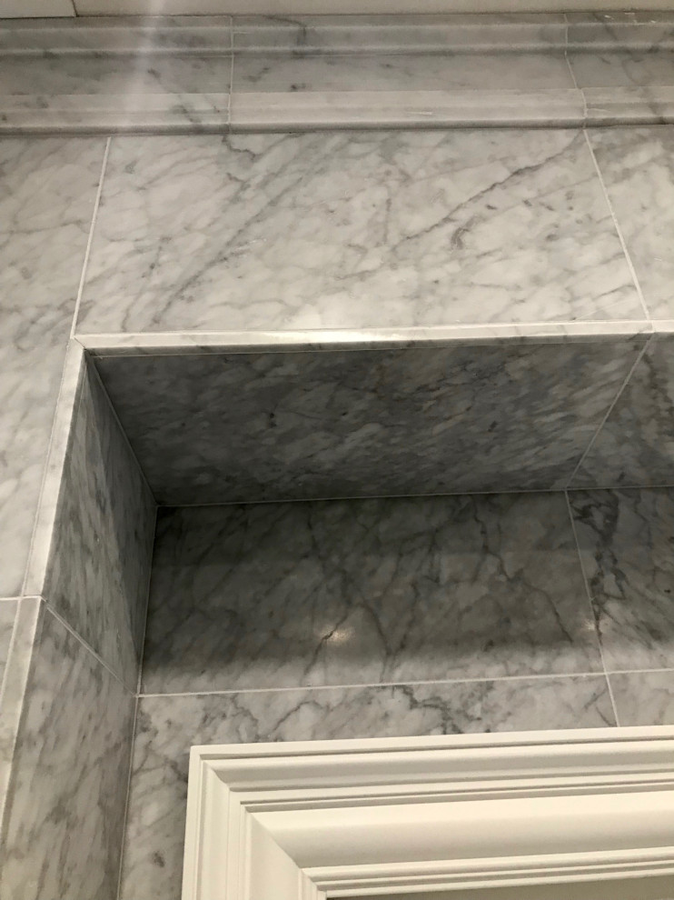 Esempio di una stanza da bagno padronale classica con ante nere, doccia a filo pavimento, piastrelle di marmo, pavimento in marmo e porta doccia a battente