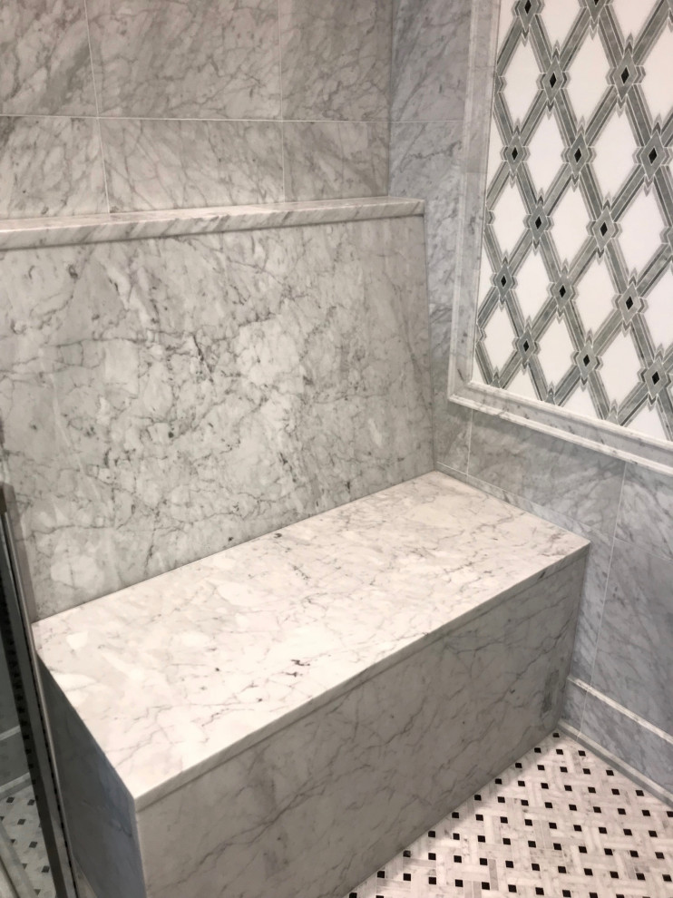 Klassisches Badezimmer En Suite mit schwarzen Schränken, bodengleicher Dusche, Marmorfliesen, Marmorboden und Falttür-Duschabtrennung in Milwaukee