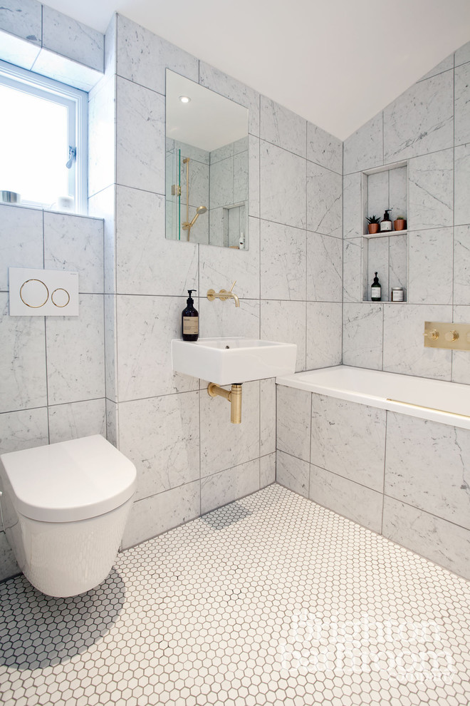 Inspiration för ett mellanstort funkis badrum för barn, med ett platsbyggt badkar, en dusch/badkar-kombination, en toalettstol med hel cisternkåpa, mosaik, grå väggar, klinkergolv i keramik och ett väggmonterat handfat