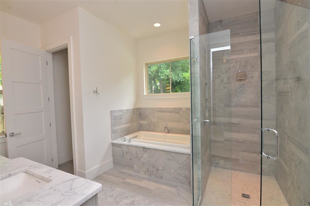 Immagine di una stanza da bagno padronale minimal con ante in stile shaker, ante grigie, vasca da incasso, pareti bianche, top in marmo e lavabo sottopiano
