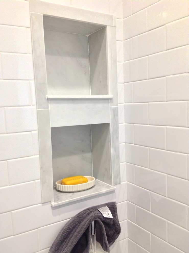 Immagine di una stanza da bagno padronale stile marino di medie dimensioni con lavabo sottopiano, ante lisce, ante grigie, top in marmo, doccia aperta, piastrelle bianche, piastrelle diamantate, pareti bianche e pavimento in marmo