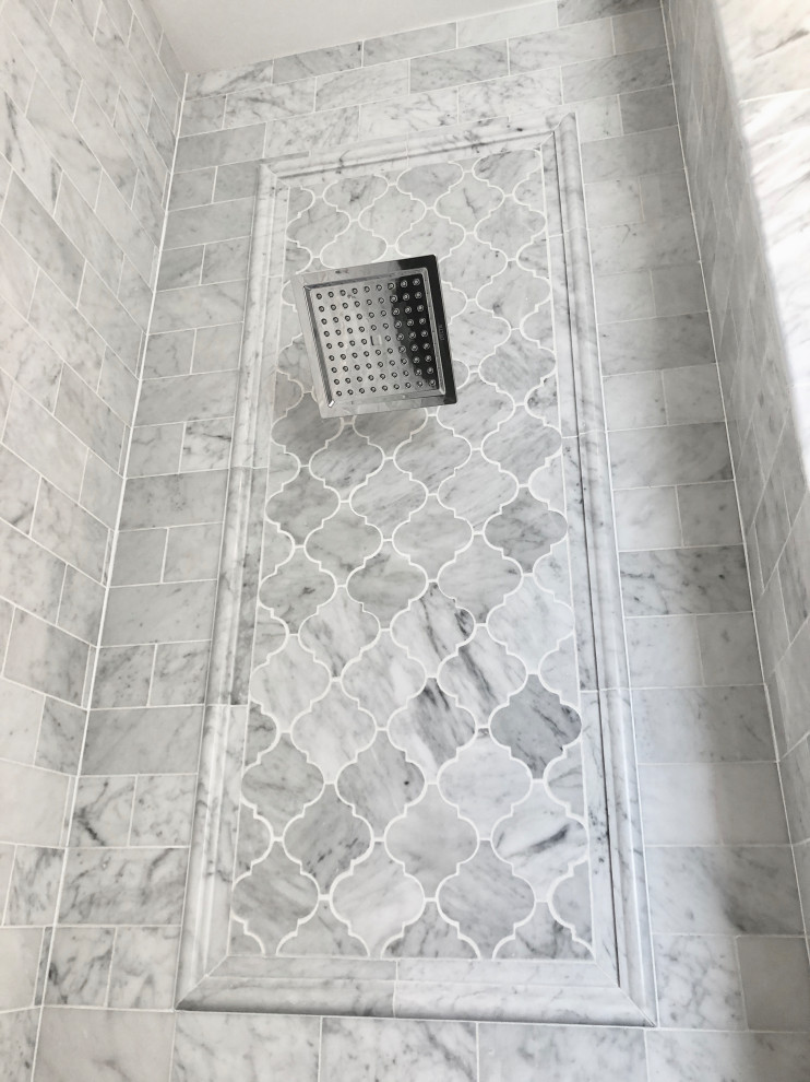 Пример оригинального дизайна: ванная комната в стиле модернизм с серой плиткой, мраморной плиткой, серыми стенами, мраморным полом и разноцветным полом