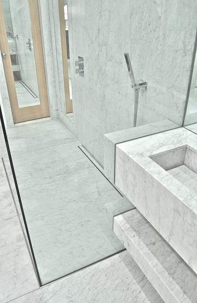Стильный дизайн: ванная комната в современном стиле с открытым душем, серой плиткой, плиткой из листового камня, серыми стенами, мраморным полом, раковиной с несколькими смесителями и мраморной столешницей - последний тренд