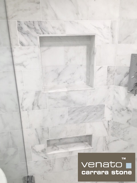 Esempio di una grande stanza da bagno padronale tradizionale con pavimento in marmo, doccia ad angolo, piastrelle bianche e pareti bianche