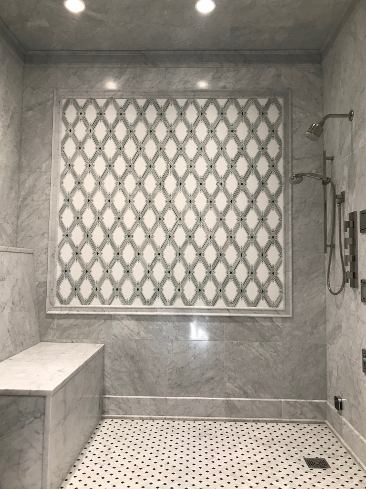 Ispirazione per una stanza da bagno padronale tradizionale con ante nere, doccia a filo pavimento, piastrelle di marmo, pavimento in marmo e porta doccia a battente