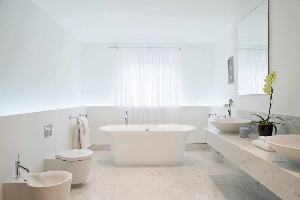 Diseño de cuarto de baño tradicional renovado con baldosas y/o azulejos blancos y baldosas y/o azulejos de piedra