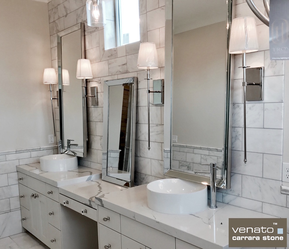 Пример оригинального дизайна: большая главная ванная комната в современном стиле с белой плиткой, мраморной плиткой и мраморным полом