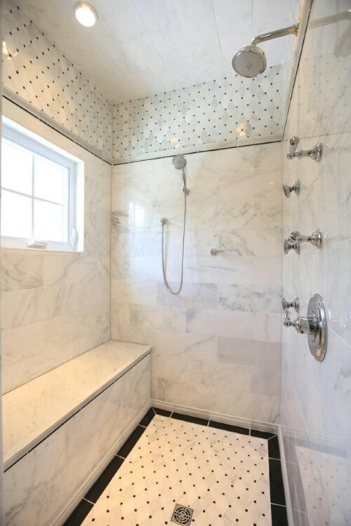 Cette image montre une grande douche en alcôve principale design avec un carrelage blanc, du carrelage en marbre, un mur blanc, un sol en marbre et un sol blanc.