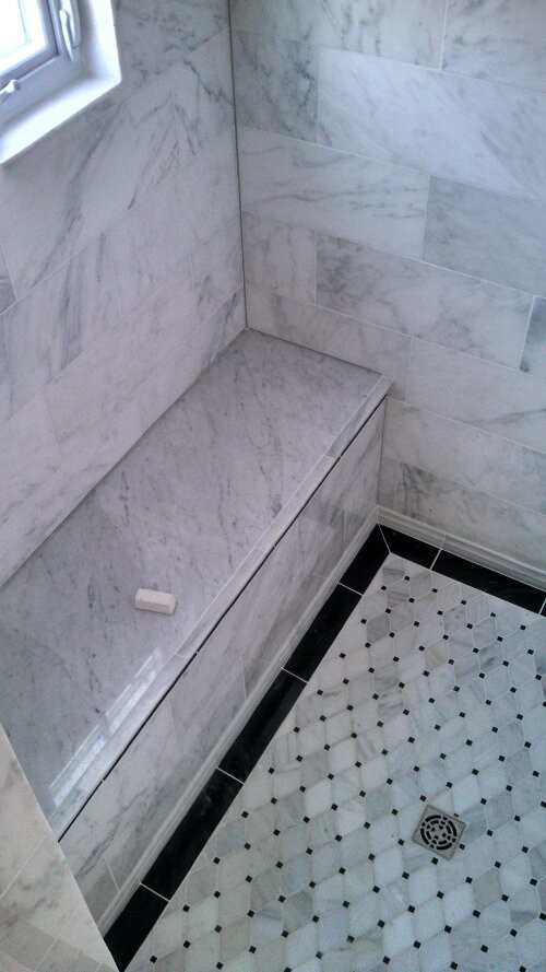 Foto di una grande stanza da bagno padronale contemporanea con doccia alcova, piastrelle bianche, piastrelle di marmo, pareti bianche, pavimento in marmo e pavimento bianco