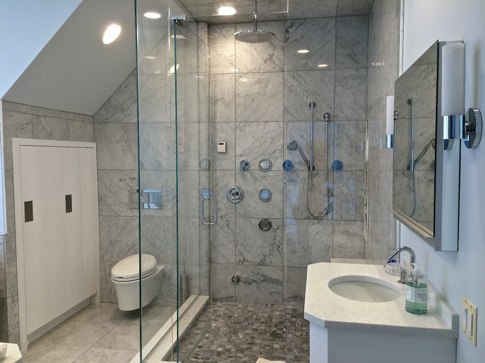 Modelo de cuarto de baño principal contemporáneo con armarios con paneles lisos, ducha esquinera, baldosas y/o azulejos blancos y baldosas y/o azulejos de piedra