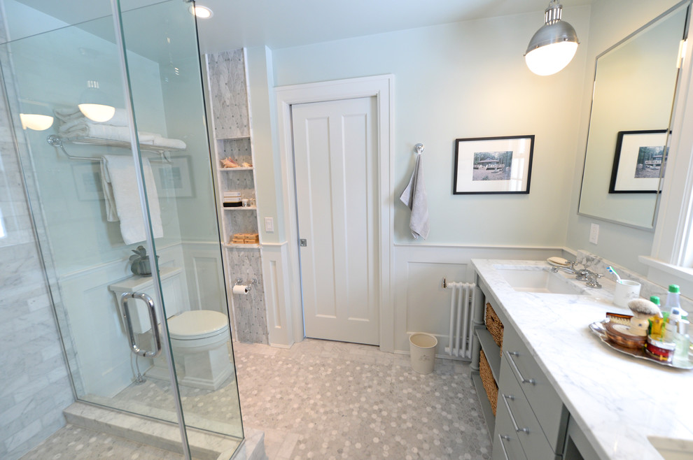 Idéer för mellanstora vintage badrum med dusch, med ett undermonterad handfat, möbel-liknande, grå skåp, marmorbänkskiva, en hörndusch, en toalettstol med separat cisternkåpa, grå kakel, grå väggar, marmorgolv och kakel i småsten