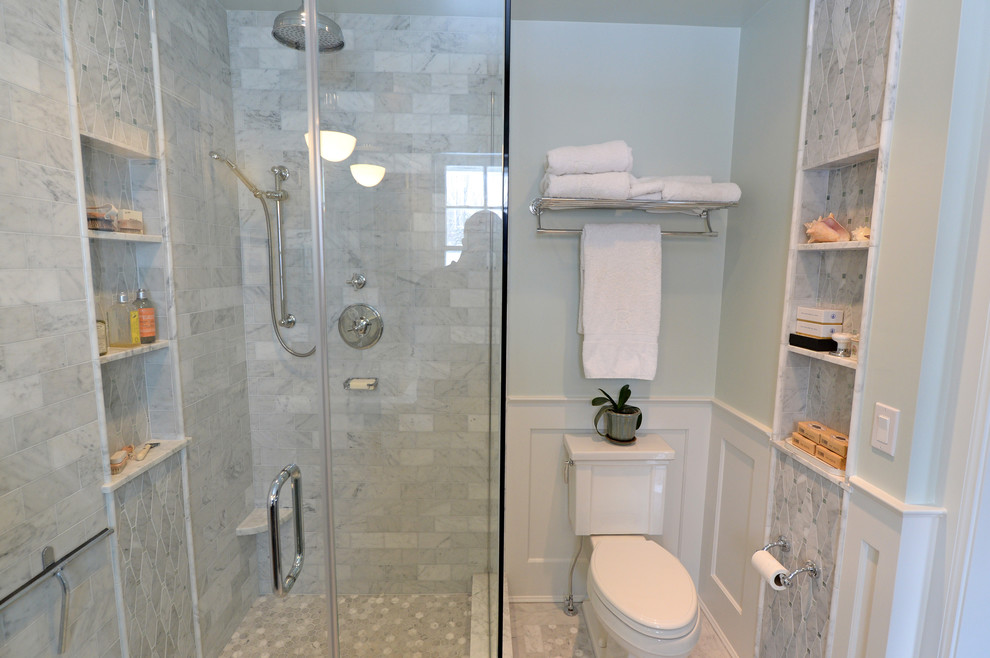 Exemple d'une salle de bain chic de taille moyenne avec un lavabo encastré, un placard en trompe-l'oeil, des portes de placard grises, un plan de toilette en marbre, une douche d'angle, WC séparés, un carrelage gris, un mur gris et un sol en marbre.