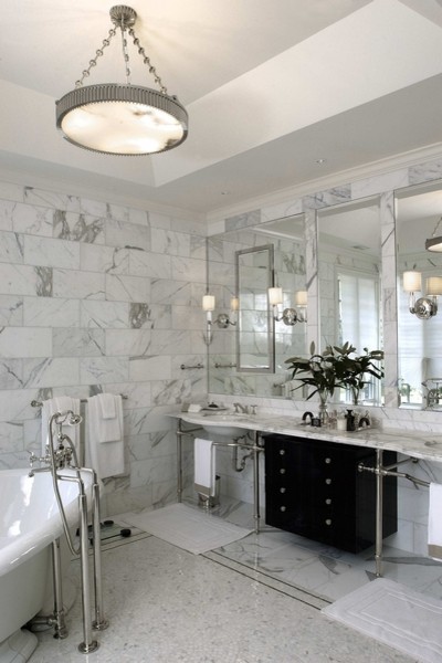 Пример оригинального дизайна: огромная главная ванная комната в классическом стиле с темными деревянными фасадами, отдельно стоящей ванной, черно-белой плиткой, каменной плиткой, белыми стенами, мраморным полом, врезной раковиной и мраморной столешницей