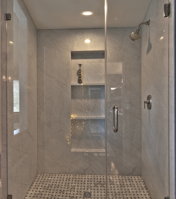 Inspiration för mellanstora klassiska en-suite badrum, med möbel-liknande, skåp i mellenmörkt trä, marmorbänkskiva, en dusch i en alkov, vit kakel och keramikplattor