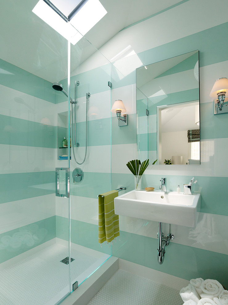 Esempio di una stanza da bagno per bambini contemporanea con piastrelle a mosaico, lavabo sospeso e pareti verdi