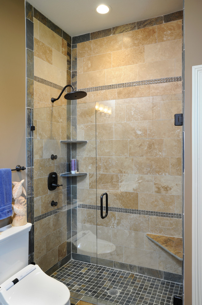 Klassisk inredning av ett mellanstort badrum med dusch, med luckor med upphöjd panel, svarta skåp, en dusch i en alkov, en bidé, beige kakel, keramikplattor, beige väggar, skiffergolv, ett undermonterad handfat och bänkskiva i kalksten