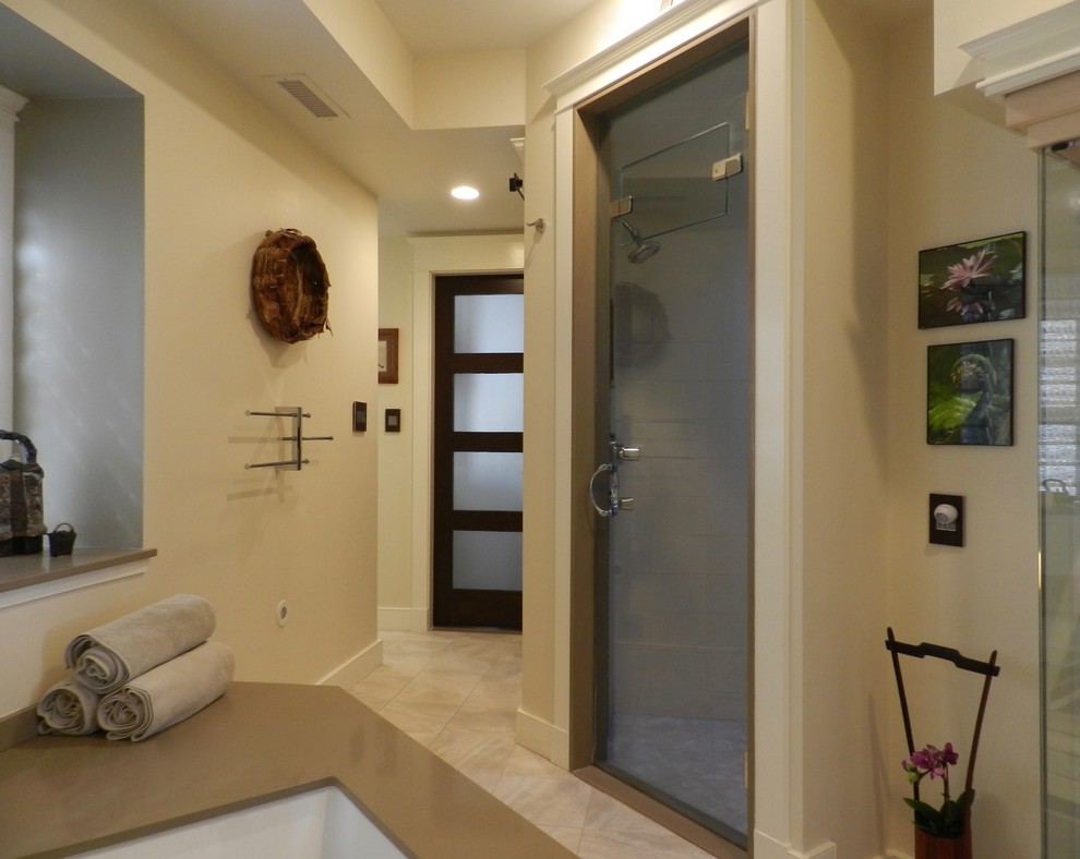 Inspiration för ett mellanstort orientaliskt en-suite badrum, med beige kakel, glaskakel, klinkergolv i porslin, träbänkskiva, ett undermonterat badkar, våtrum och beige väggar