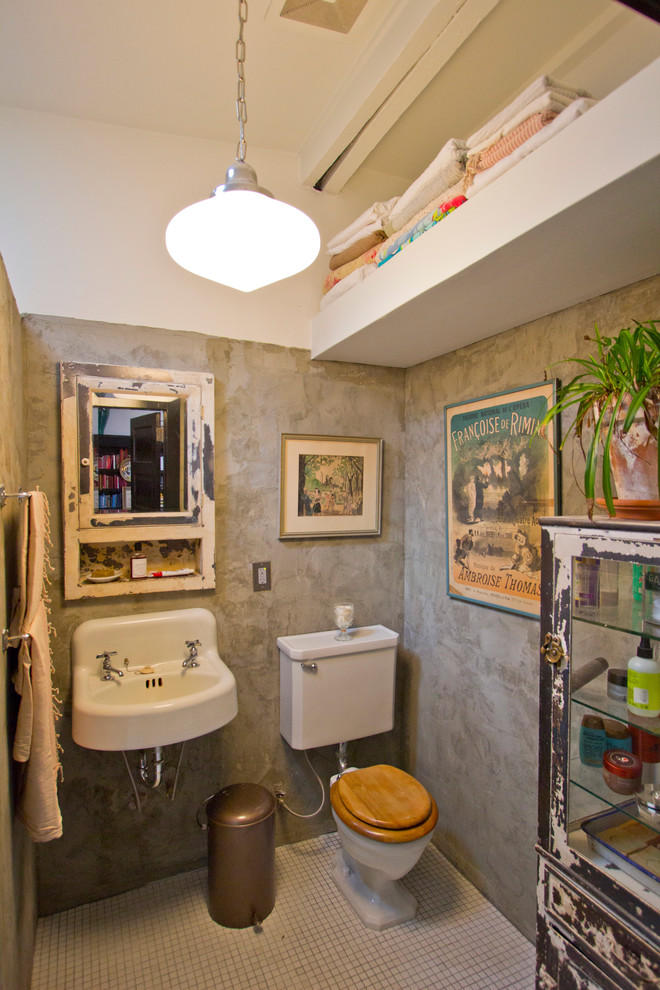 Стильный дизайн: ванная комната в стиле лофт с подвесной раковиной - последний тренд