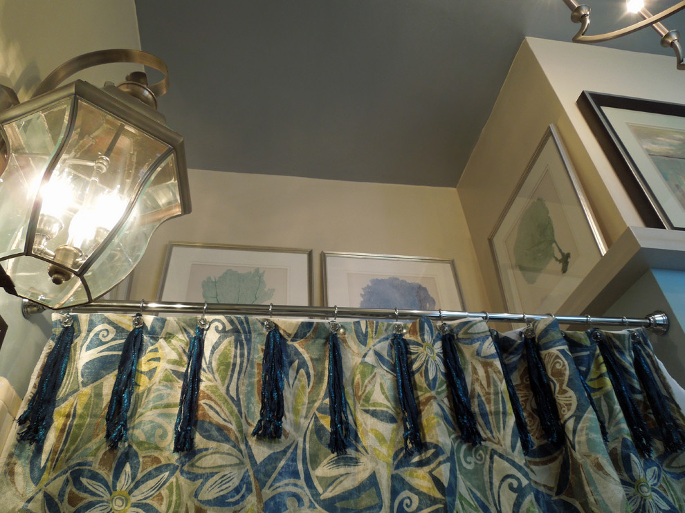 Immagine di una piccola stanza da bagno padronale tropicale con lavabo a colonna, vasca ad alcova, WC a due pezzi, piastrelle bianche, piastrelle in ceramica, pareti blu, pavimento con piastrelle in ceramica e vasca/doccia