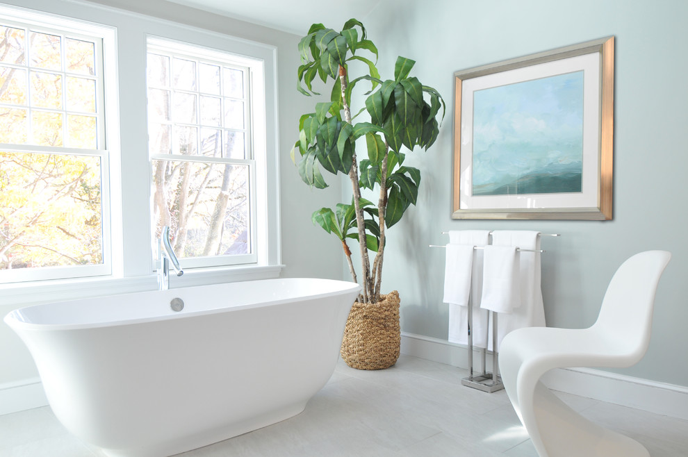 Идея дизайна: большая главная ванная комната в современном стиле с синими фасадами, отдельно стоящей ванной, унитазом-моноблоком, белой плиткой, стеклянной плиткой, монолитной раковиной, стеклянной столешницей, бежевым полом, душем с распашными дверями, синей столешницей, плоскими фасадами, душем в нише, серыми стенами и полом из керамогранита