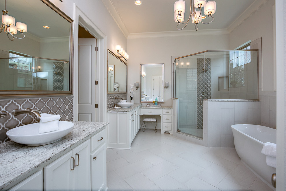 Idéer för att renovera ett mellanstort vintage vit vitt en-suite badrum, med luckor med upphöjd panel, vita skåp, ett fristående badkar, en hörndusch, en toalettstol med hel cisternkåpa, porslinskakel, vita väggar, klinkergolv i keramik, ett fristående handfat, granitbänkskiva, vit kakel, dusch med gångjärnsdörr och vitt golv