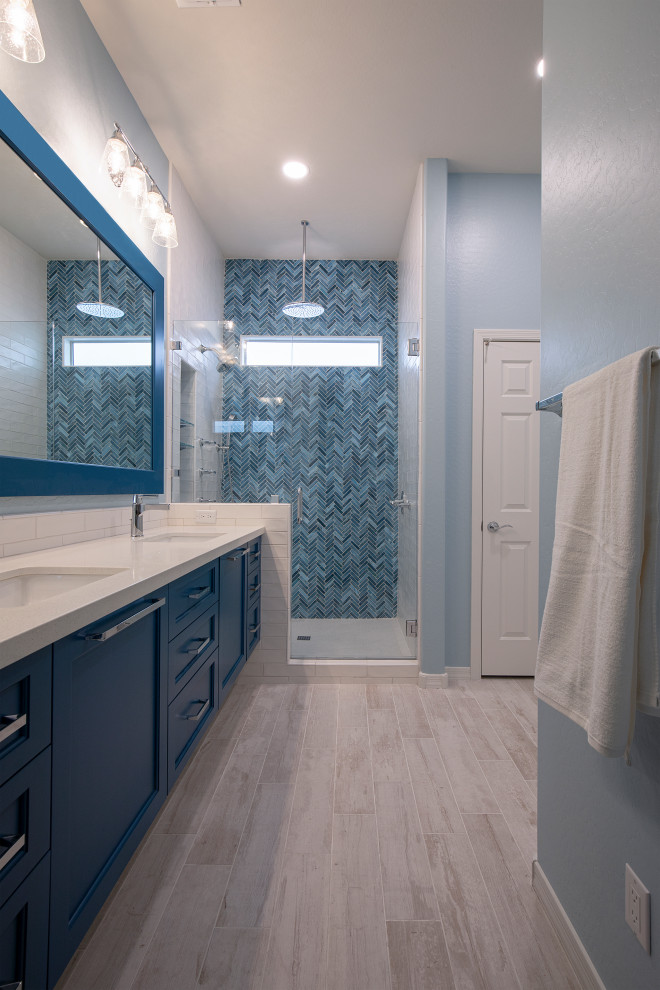 Источник вдохновения для домашнего уюта: главная ванная комната среднего размера в современном стиле с фасадами в стиле шейкер, синими фасадами, открытым душем, раздельным унитазом, синей плиткой, стеклянной плиткой, синими стенами, полом из керамогранита, врезной раковиной, столешницей из искусственного кварца, белым полом, душем с распашными дверями и белой столешницей