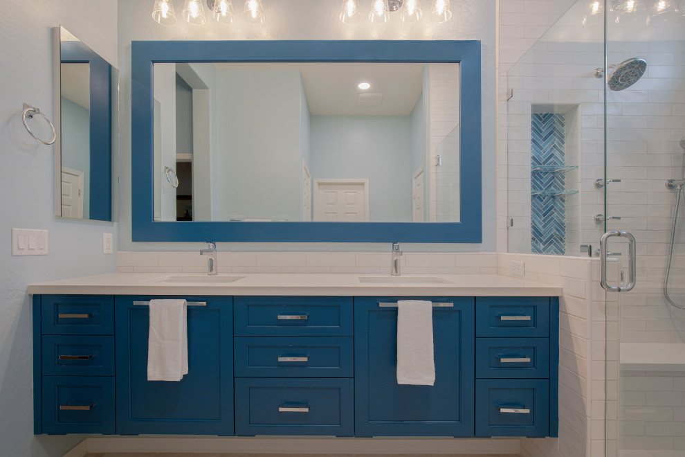 Foto på ett mellanstort funkis vit en-suite badrum, med skåp i shakerstil, blå skåp, en öppen dusch, en toalettstol med separat cisternkåpa, blå kakel, glaskakel, blå väggar, klinkergolv i porslin, ett undermonterad handfat, bänkskiva i kvarts, vitt golv och dusch med gångjärnsdörr