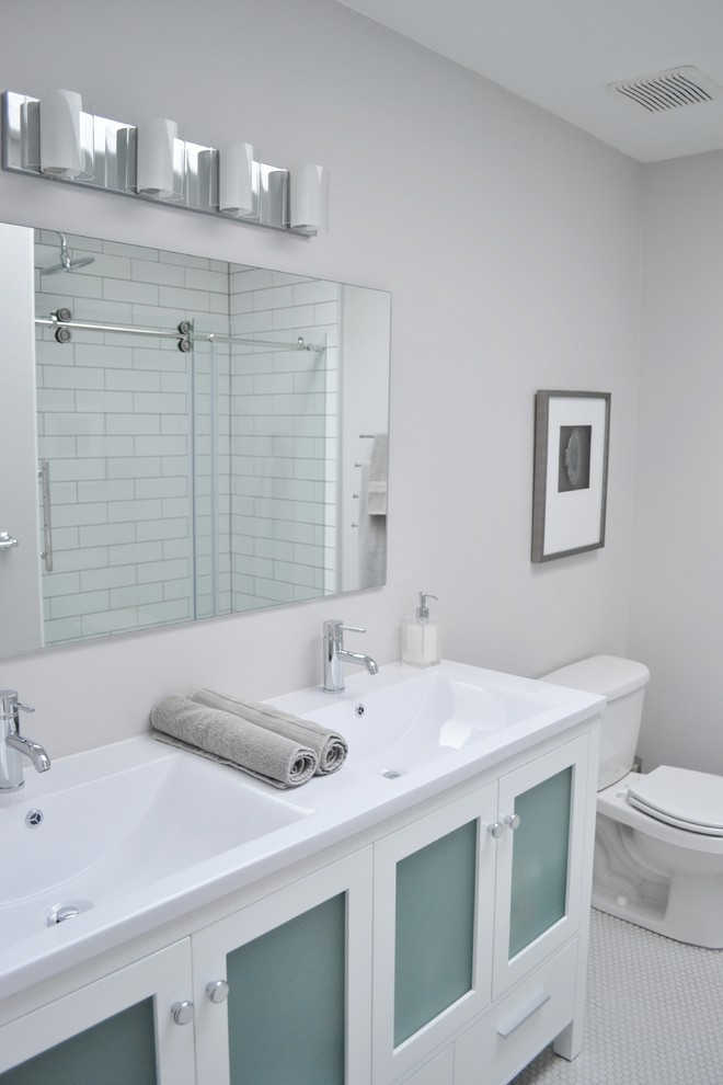 Foto di una stanza da bagno moderna con vasca/doccia, piastrelle grigie, piastrelle in gres porcellanato, pareti grigie e pavimento in gres porcellanato