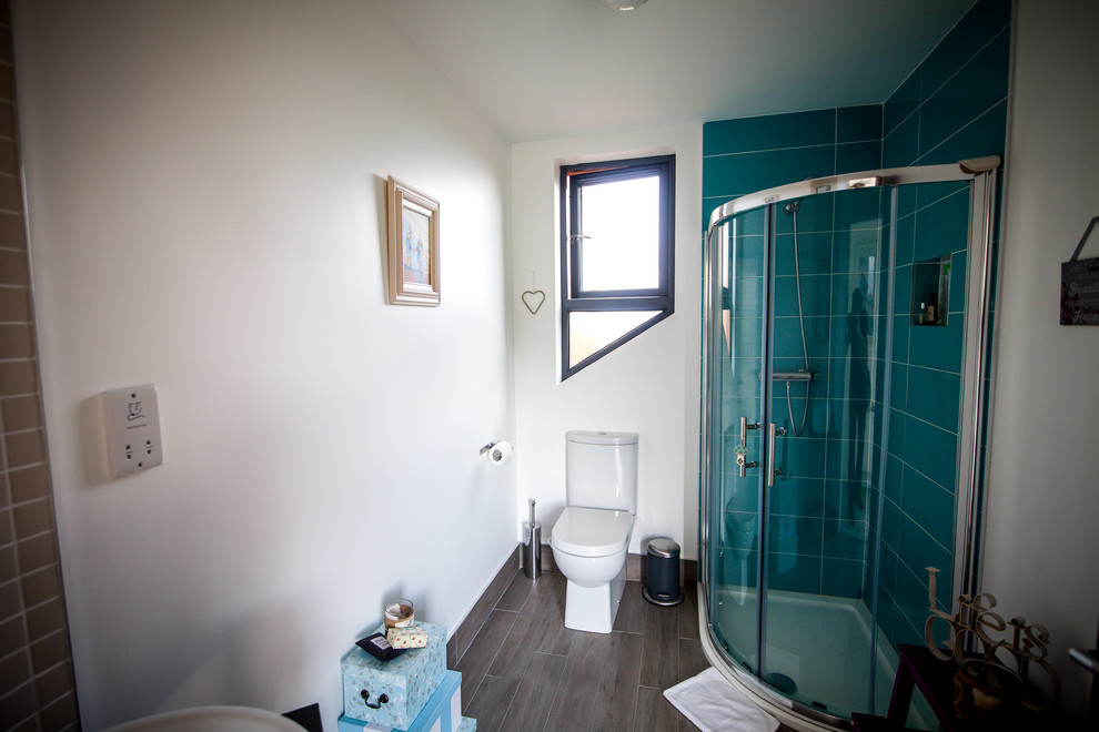 Свежая идея для дизайна: ванная комната среднего размера в современном стиле с угловым душем, раздельным унитазом, разноцветной плиткой, белыми стенами, темным паркетным полом, душевой кабиной, раковиной с пьедесталом и душем с раздвижными дверями - отличное фото интерьера