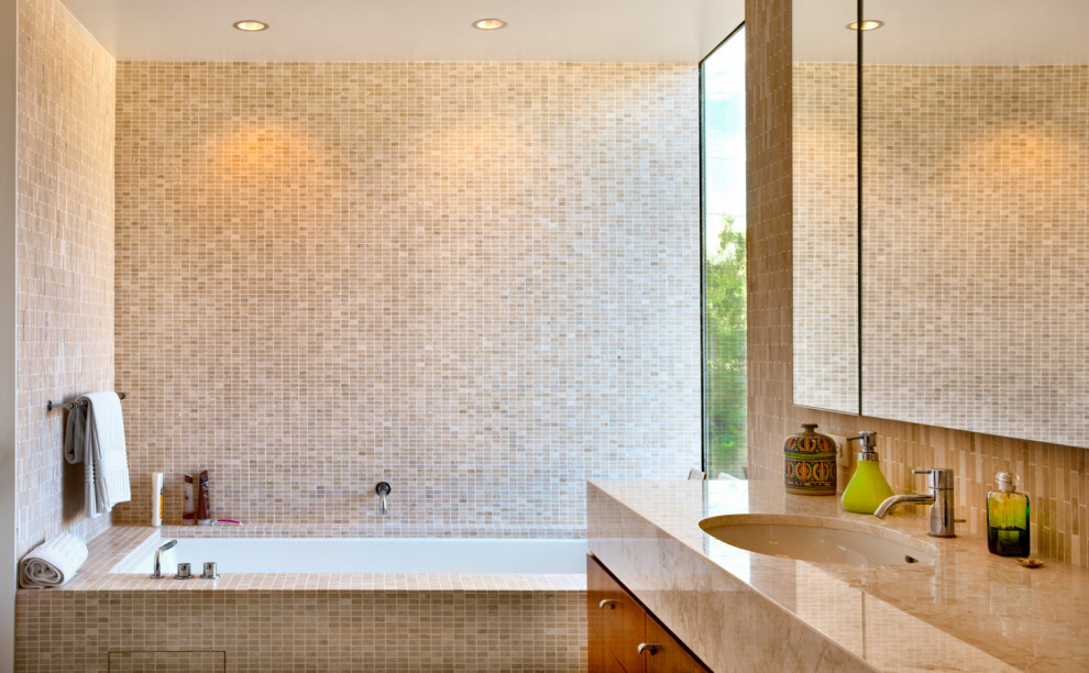 Modern inredning av ett stort en-suite badrum, med beige kakel