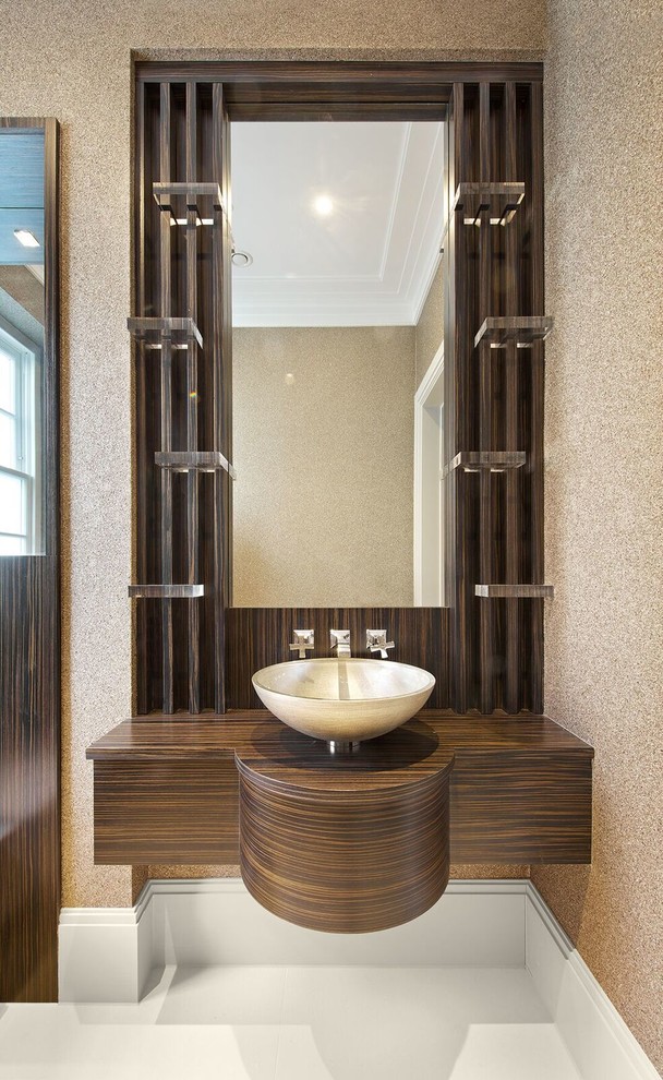 Kleines Modernes Badezimmer En Suite mit offenen Schränken, hellbraunen Holzschränken, weißen Fliesen, Keramikfliesen, brauner Wandfarbe, Aufsatzwaschbecken und Waschtisch aus Holz in Hertfordshire