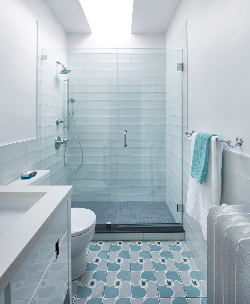 Стильный дизайн: ванная комната в стиле неоклассика (современная классика) с плоскими фасадами, белыми фасадами, душем в нише, раздельным унитазом, серой плиткой, белыми стенами, душевой кабиной, врезной раковиной, разноцветным полом, душем с распашными дверями и бежевой столешницей - последний тренд