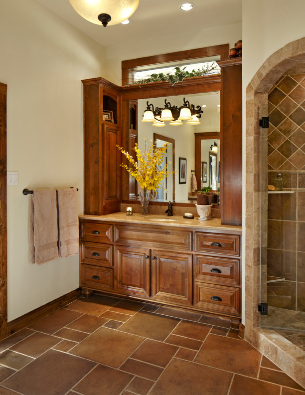 Exempel på ett klassiskt badrum, med brunt golv