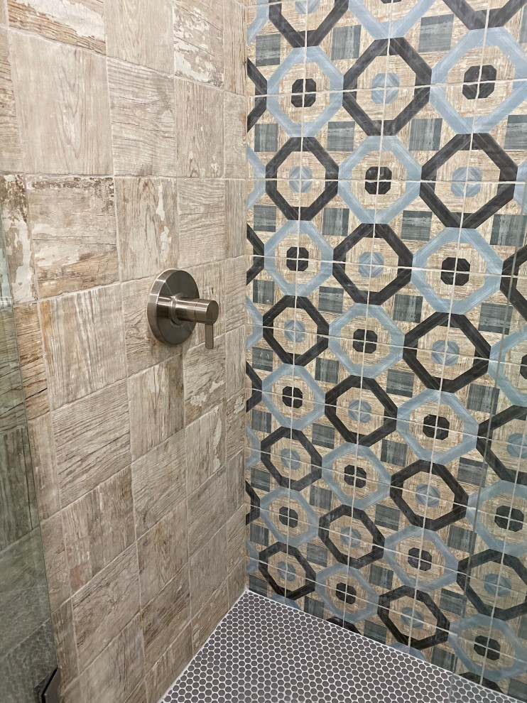Inspiration för ett litet vintage grå grått badrum för barn, med luckor med lamellpanel, gula skåp, en dusch i en alkov, flerfärgad kakel, porslinskakel, vita väggar, vinylgolv, ett undermonterad handfat, bänkskiva i kvartsit, brunt golv och dusch med gångjärnsdörr