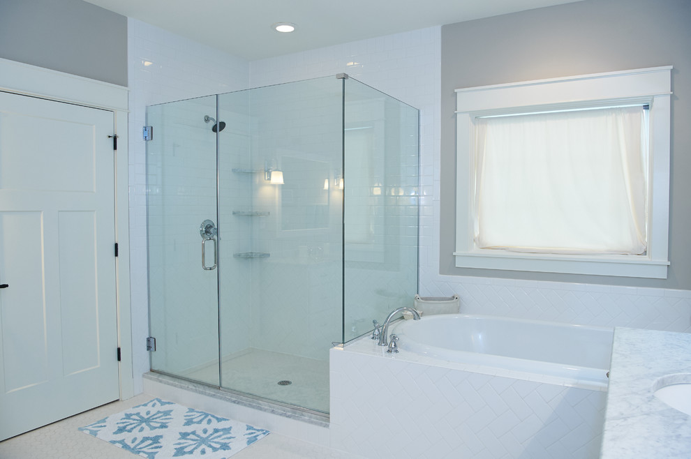 Пример оригинального дизайна: большая главная ванная комната в классическом стиле с фасадами в стиле шейкер, белыми фасадами, накладной ванной, душем в нише, раздельным унитазом, белой плиткой, керамической плиткой, серыми стенами, полом из керамической плитки, врезной раковиной, мраморной столешницей, желтым полом и душем с распашными дверями