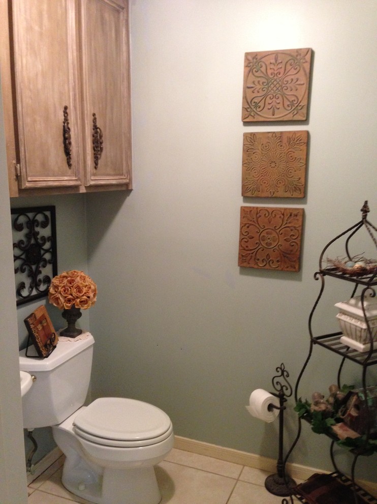 Example of a classic powder room design in Houston