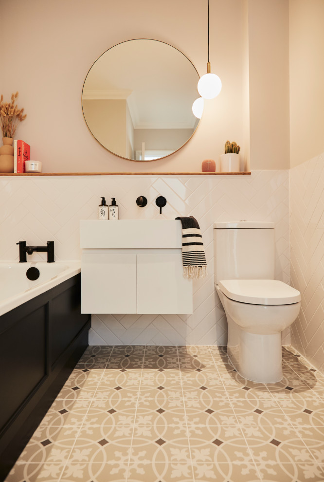 Источник вдохновения для домашнего уюта: ванная комната в стиле модернизм с белыми фасадами, белой плиткой, полом из керамогранита и бежевым полом