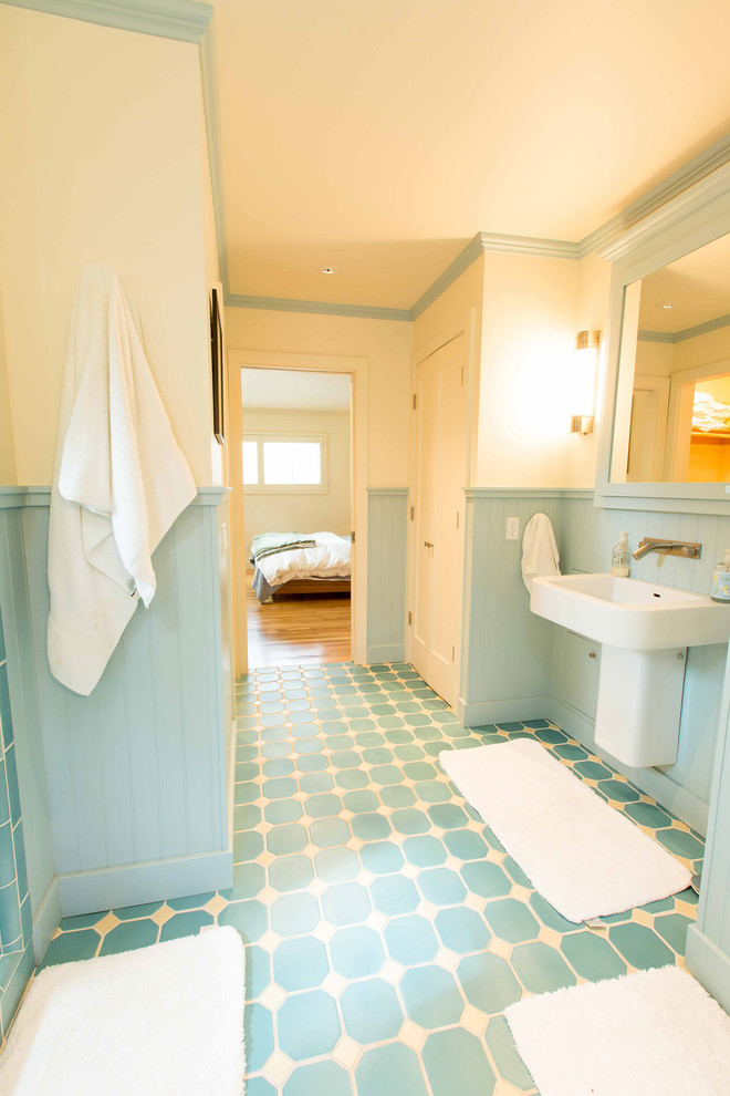 Mittelgroßes Klassisches Duschbad mit Wandwaschbecken, freistehender Badewanne, Duschnische, Toilette mit Aufsatzspülkasten, blauen Fliesen, Keramikfliesen, gelber Wandfarbe und Keramikboden in Sonstige