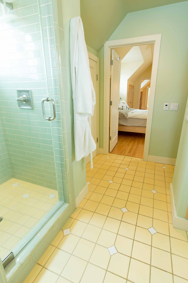 Пример оригинального дизайна: ванная комната среднего размера в классическом стиле с раковиной с пьедесталом, фасадами в стиле шейкер, светлыми деревянными фасадами, накладной ванной, душем в нише, унитазом-моноблоком, желтой плиткой, зеленой плиткой, керамической плиткой, зелеными стенами, полом из керамической плитки и душевой кабиной