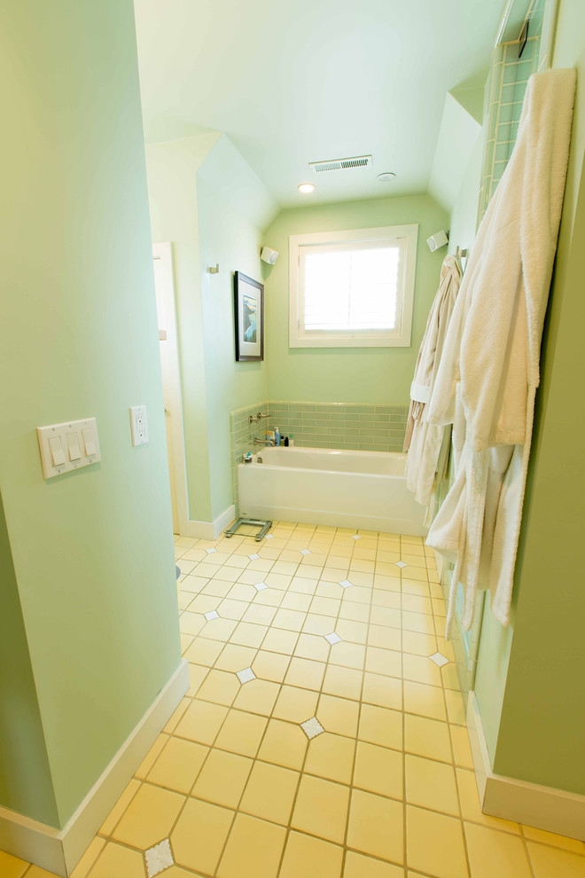 Idee per una stanza da bagno con doccia classica di medie dimensioni con lavabo a colonna, ante in stile shaker, ante in legno chiaro, vasca da incasso, doccia alcova, WC monopezzo, piastrelle gialle, piastrelle verdi, piastrelle in ceramica, pareti verdi e pavimento con piastrelle in ceramica