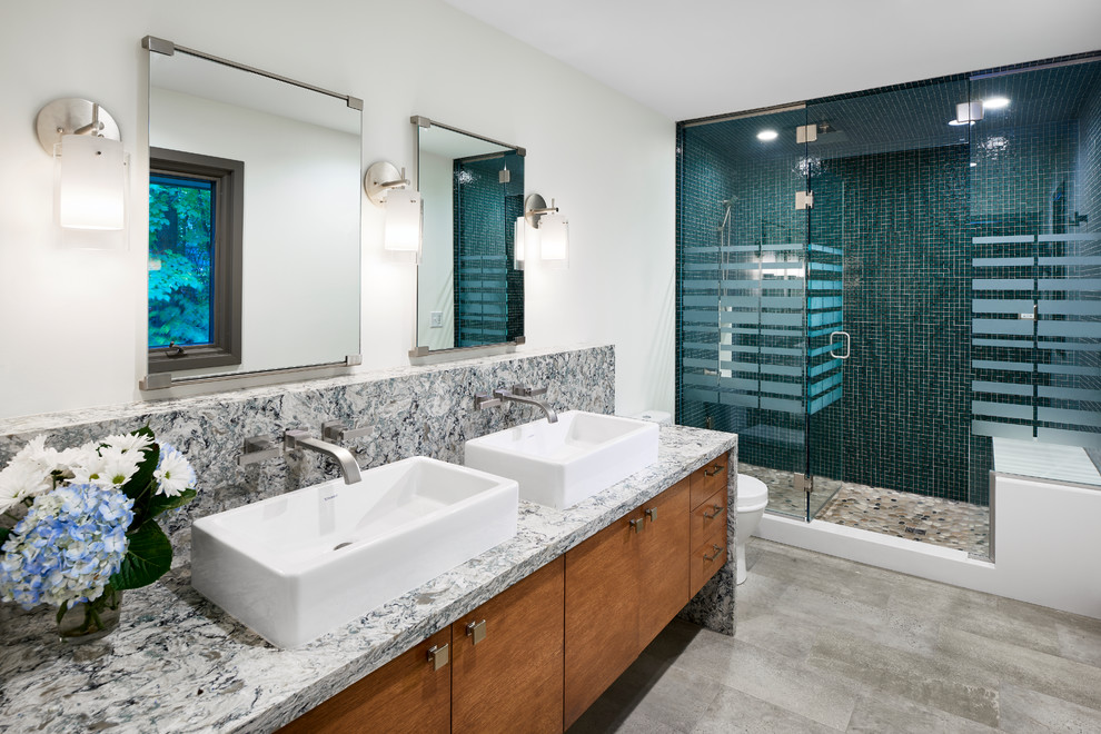 Idéer för ett modernt grå en-suite badrum, med släta luckor, skåp i mellenmörkt trä, ett fristående handfat, bänkskiva i kvarts, en dusch i en alkov, blå kakel, mosaik, vita väggar, grått golv och dusch med gångjärnsdörr