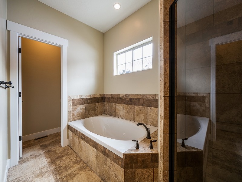 Idéer för ett stort amerikanskt en-suite badrum, med luckor med upphöjd panel, skåp i mellenmörkt trä, granitbänkskiva, ett hörnbadkar, en hörndusch, beige kakel, keramikplattor, beige väggar och klinkergolv i keramik
