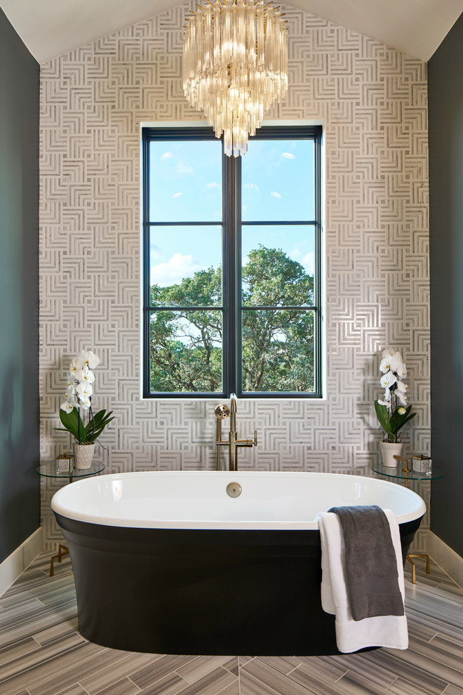 Immagine di una stanza da bagno padronale mediterranea con vasca freestanding, pareti multicolore e pavimento multicolore
