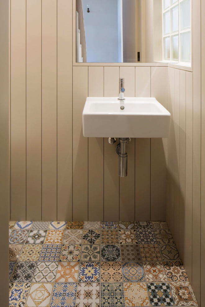 Свежая идея для дизайна: маленькая главная ванная комната с унитазом-моноблоком, бежевыми стенами, полом из мозаичной плитки, разноцветным полом, тумбой под одну раковину и подвесной тумбой для на участке и в саду - отличное фото интерьера