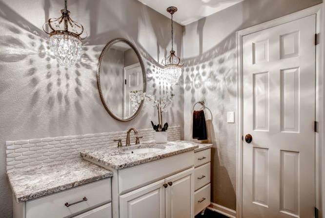Klassisk inredning av ett litet badrum med dusch, med luckor med upphöjd panel, vita skåp, vit kakel, mosaik, grå väggar, ett undermonterad handfat och granitbänkskiva