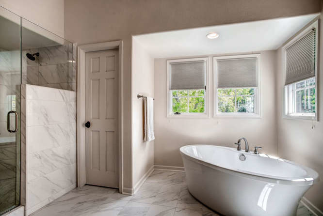 Exempel på ett mellanstort klassiskt en-suite badrum, med ett fristående badkar, en dusch i en alkov, beige väggar, klinkergolv i porslin, släta luckor, vita skåp, flerfärgad kakel, mosaik, ett undermonterad handfat och bänkskiva i kvarts