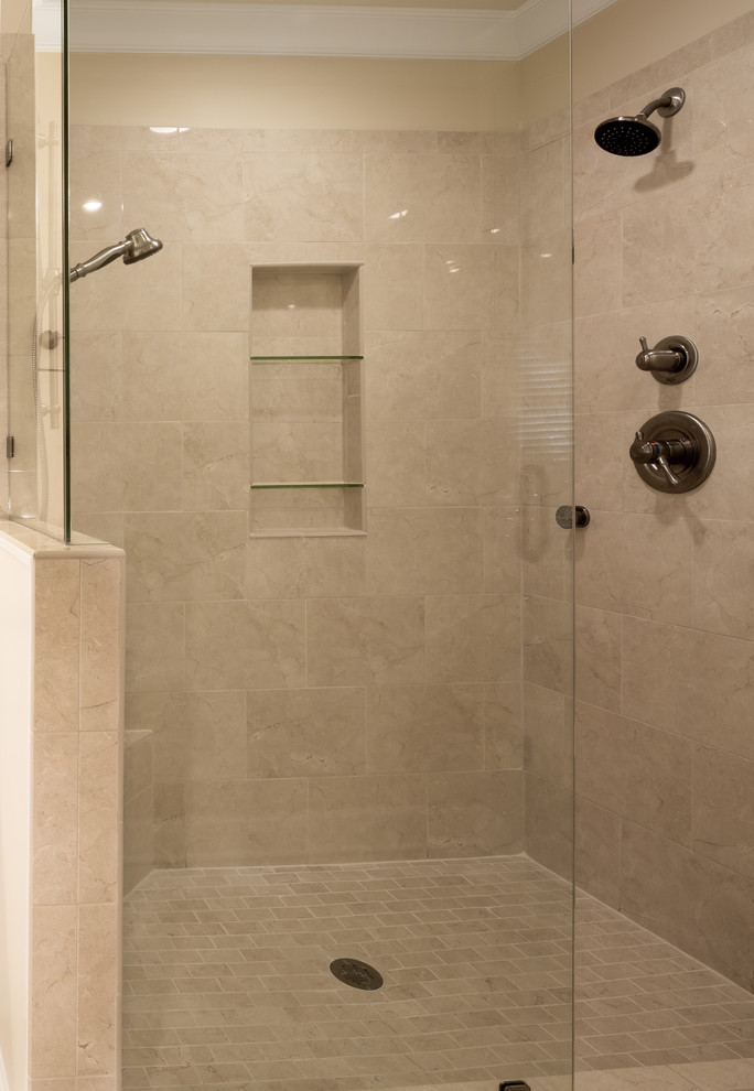 Example of a mid-sized minimalist master beige tile and porcelain tile porcelain tile doorless shower design in Atlanta with an undermount sink, shaker cabinets, white cabinets, quartz countertops, a two-piece toilet and beige walls