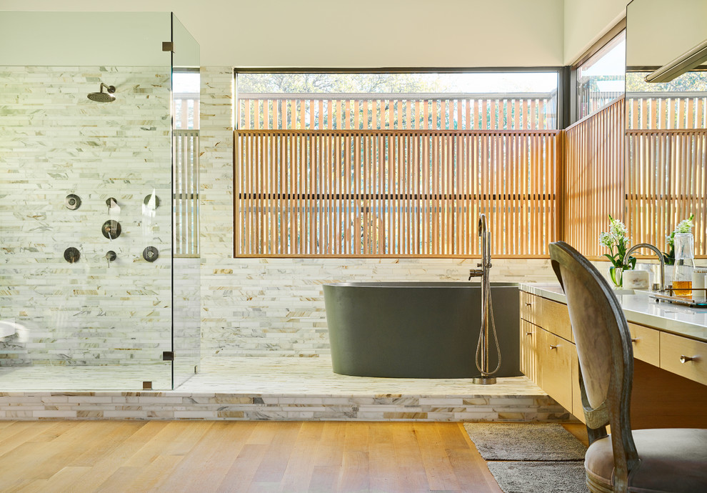 Источник вдохновения для домашнего уюта: большая главная ванная комната в современном стиле с плоскими фасадами, светлыми деревянными фасадами, отдельно стоящей ванной, душевой комнатой, бежевой плиткой, коричневой плиткой, серой плиткой, разноцветной плиткой, каменной плиткой, белыми стенами, светлым паркетным полом, врезной раковиной и столешницей из искусственного кварца