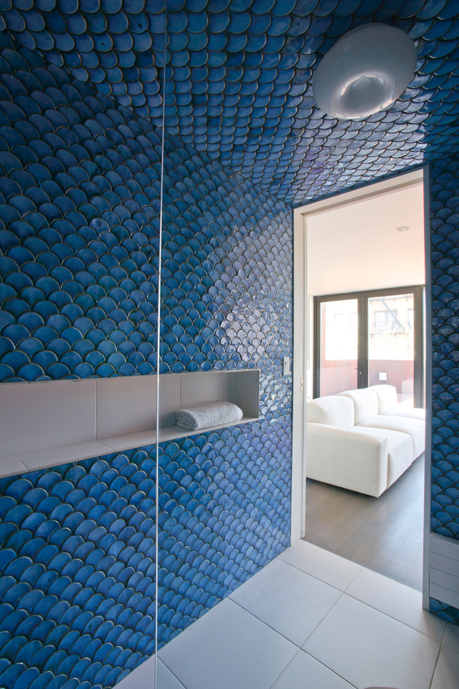 Cette photo montre une salle de bain tendance de taille moyenne avec un carrelage bleu.